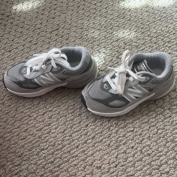 New Balance 990 V6 - Picture 2 of 5